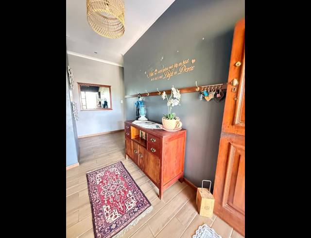 5 BEDROOM HOUSE FOR SALE IN BERGZICHT